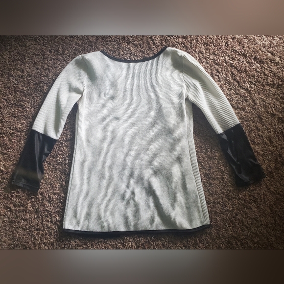 White & Black top - Picture 6 of 6